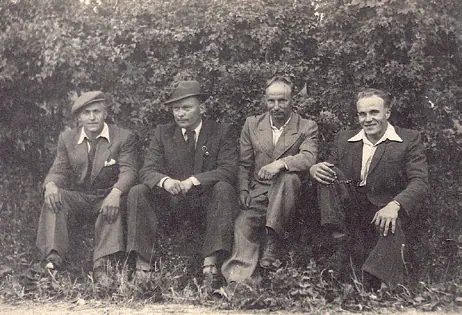Zarząd OSP w Krygu, od lewej: Eugeniusz Woźniak, Zdzisław Karp, Tadeusz Pawłowski i Władysław Karp; 1945 rok.