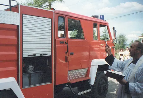 Proboszcz ks. Czesław Stanaszek poświęca samochód Star-244; 10 sierpnia 1996 roku.