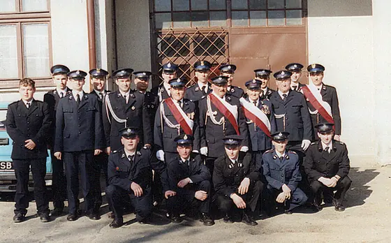 Druhowie po uroczystej procesji wielkanocnej; w środku najstarsi członkowie OSP: Czesław Pyznar, Tadeusz Karp, Antoni Cygan i Aleksander Wójcik; 1999 rok.