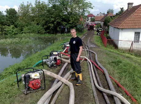 Obsługa pomp podczas powodzi w Małopolsce, w okolicach Szczurowej; maj 2010 roku.