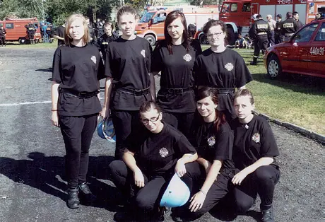 Drużyna żeńska podczas gminnych zawodów sportowo-pożarniczych w Wójtowej: Paulina Żydło, Barbara Woźniak, Natalia Żydło, Anna Tumidajewicz, Weronika Mika, Marlena Woźniak i Sabina Żychowska; 2011 rok.