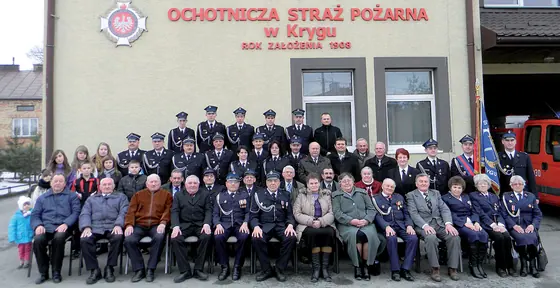 Druhny i druhowie OSP Kryg przed remizą; 2013 rok.