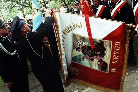 Odznaczenie nowego sztandaru medalem, 5 maja 1991 roku. Jedyna znana fotografia tego sztandaru — ze zbiorów jednostki.