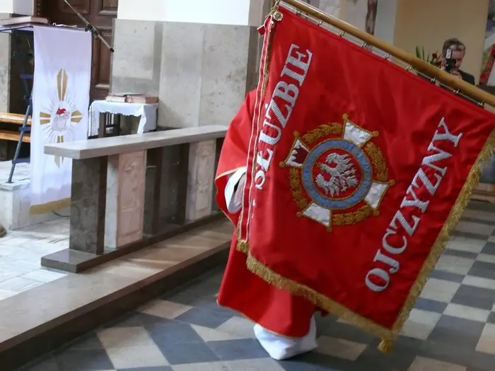 Nowy sztandar w kościele parafialnym w Krygu, 31 maja 2009 roku.