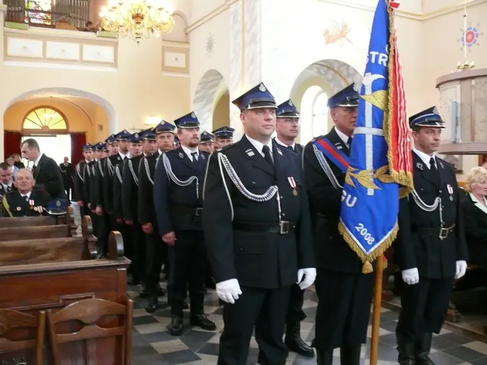 Poczet sztandarowy OSP Kryg w kościele parafialnym.