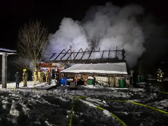 Pożar budynku gospodarczego — Lipinki, 15.01.2026 — zdjęcie 5