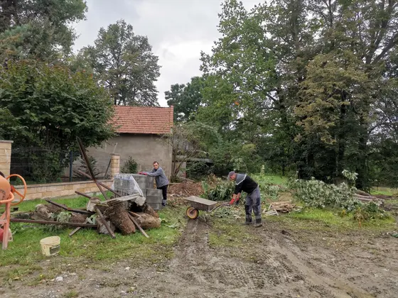 Remont płotu za strażą