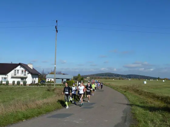 VII Bieg uliczny w Lipinkach – 19.10.2013 — zdjęcie 16
