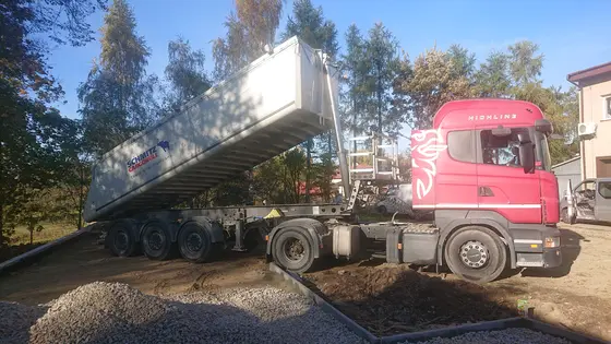 Wyrównanie placu za strażą
